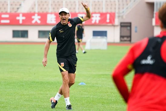 Héctor（LeonidasUrbina饰）是一个繁忙的汉子，为了工作不竭奔走于各个国度，经常不克不及与老婆孩子团圆的他对家庭的眷恋恍如更多。他的老婆是一个贤慧的女人，凌晨给丈夫儿子做早饭，送他们出门。此日，Christian（LeandroArvelo饰）绑架了Héctor的儿子，而以这件事为出发点......